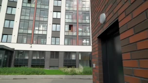 Nowoczesny luksusowy budynek apartamentowy — Wideo stockowe