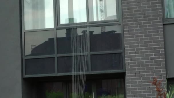 Automatische sprinkler systeem besproeiing van het gazon op een achtergrond van groen gras — Stockvideo