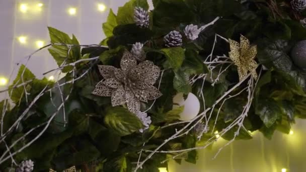 Décoration d'arbre de Noël avec guirlande légère à l'extérieur la nuit — Video