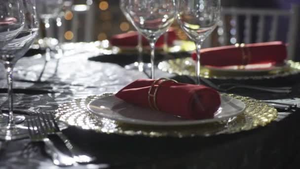 クリスマス パーティーやレストランで新年のお祝いのため美しいテーブルセッティング — ストック動画