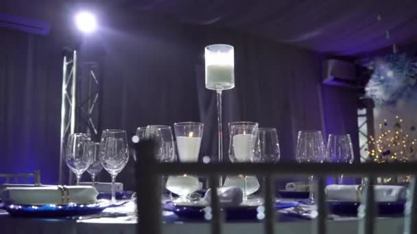 Piękne nakrycie stołu do Christmas party lub obchody nowego roku w restauracji — Wideo stockowe