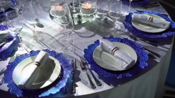 Красивая сервировка стола для рождественской вечеринки или празднования Нового года в ресторане — стоковое видео