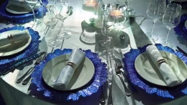 크리스마스 파티 또는 레스토랑에서 새 해 축 하에 대 한 아름 다운 테이블 설정 — 비디오
