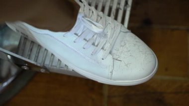 Beyazlı adam berber içinde oturuyor spor ayakkabı ayakkabı