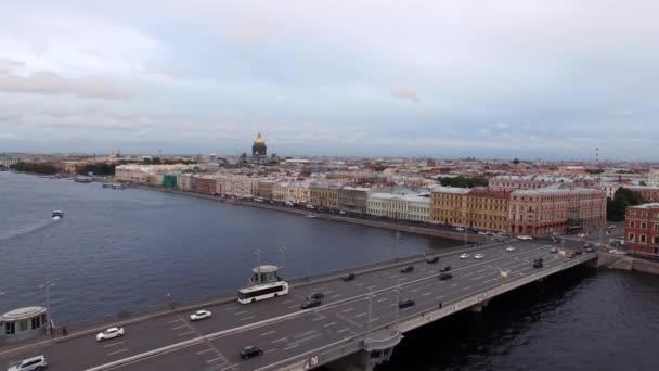 Bröllop palace historisk byggnad i Sankt Petersburg på engelska vallen. Aerial drönarvy stadsbilden på street och floden Neva — Stockvideo