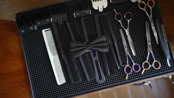 Professionell frisör butik verktyg och bowtie — Stockvideo