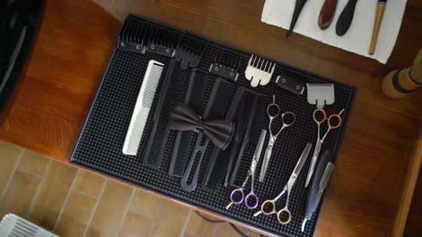 Outils professionnels de coiffeur et noeud papillon — Video