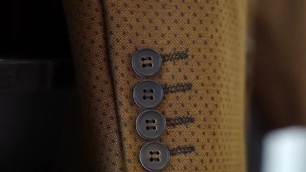 Casaco de terno marrom manga com botões closeup . — Vídeo de Stock