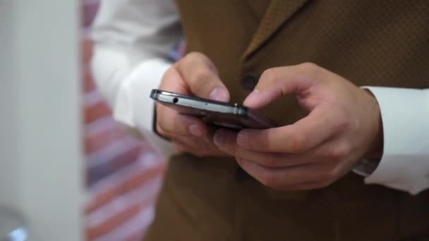 Fechar de um homem usando telefone inteligente móvel — Vídeo de Stock