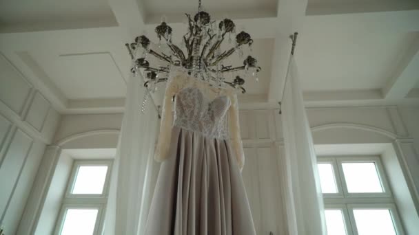 Весільна сукня весілля вранці підготовка в спальні — стокове відео
