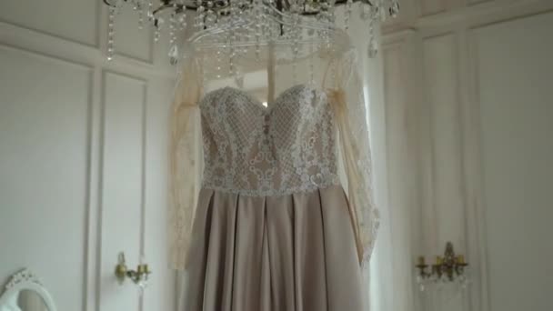 Vestido de novia de boda en la preparación de la mañana en el dormitorio — Vídeos de Stock