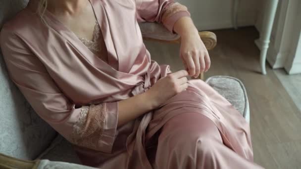 Молодая Женщина Розовом Платье Будуара Сидит Стуле Комнате — стоковое видео