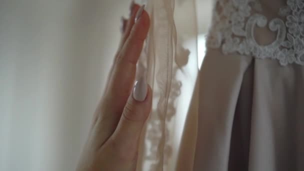 Mladá nevěsta žena dotýká její svatební šaty — Stock video