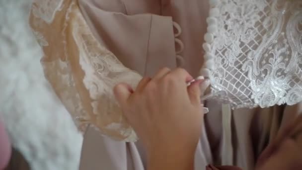 Mireasa și mama ei se pregătesc să-și pună rochia de mireasă — Videoclip de stoc