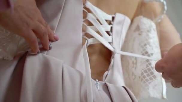 Mariée et sa mère revêtent une robe de mariée — Video