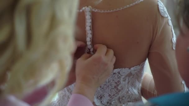 Sposa e sua madre messo su abito da sposa — Video Stock