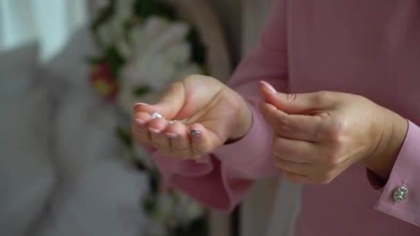 Jonge mooie bruid oorbellen dragen — Stockvideo