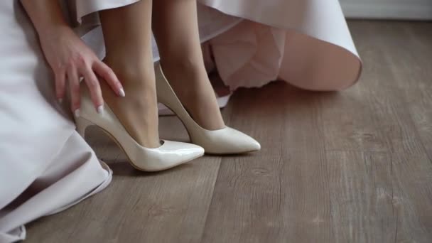 Novia usando zapatos de novia — Vídeos de Stock