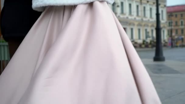 Νύφη και γαμπρός περπάτημα σε μια πόλη στο βροχερό συννεφιασμένη μέρα. Κέντρο της Ευρωπαϊκής πόλης. Νεόνυμφους που πηγαίνει σε ένα δρόμο, φόρεμα κουνώντας στο slowmotion — Αρχείο Βίντεο
