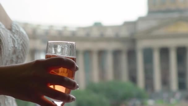 Panna młoda i pan młody lub mężczyzny i kobiety, brzęk okulary z winem musującym. — Wideo stockowe