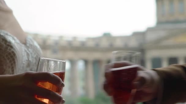 Невеста и жених или мужчина и женщина звонят в стаканы с игристым вином . — стоковое видео