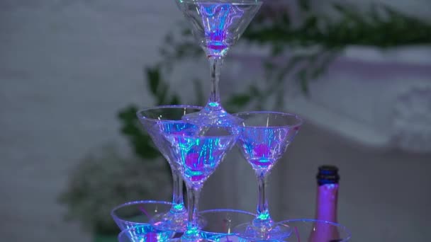 Pyramida věž sklenic na šampaňské na oslavě v restauraci uvnitř — Stock video
