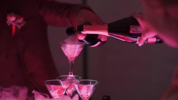 Persone che prendono bevande dalla piramide di bicchieri con champagne — Video Stock