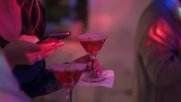 Vrouw in jurk met glas mousserende wijn op het feest — Stockvideo