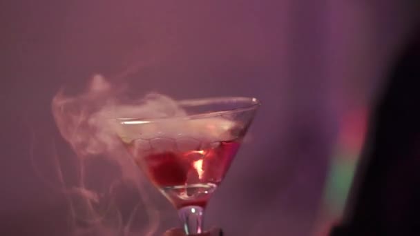 Kvinna i klänning med glas mousserande vin på festen — Stockvideo