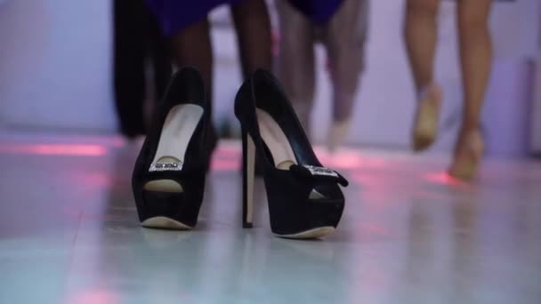 Orang-orang menari di pesta disko. Wanita tanpa sepatu, bersenang-senanglah dengan bertelanjang kaki. Sepatu hitamnya di latar depan. Seseorang yang tak dikenali . — Stok Video