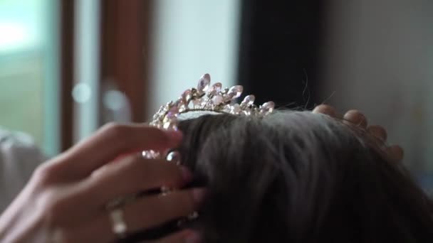 Maquillage de mariée et coiffure. Couronne royale avec cristaux et diamants — Video