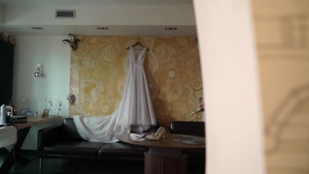 Vestido de novia de boda en la preparación de la mañana en el dormitorio — Vídeos de Stock