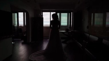 Oda pencere yanında kalan gelin weddinf elbiseli Genç kadın.