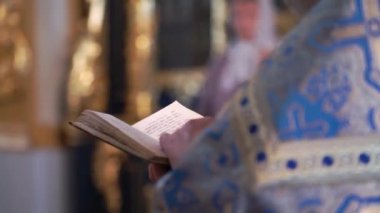 Rahip İncil kitap kilisede dua