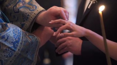 Düğün töreninde kilisede dua rahip ve halkaları üzerinde yeni evliler için koymak