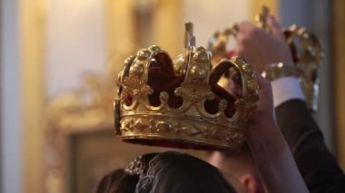 Kron kilisede düğün için. Yeni evliler töreninde, Rahip dua