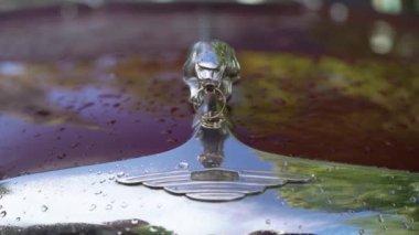 Saint-Petersburg, Rusya-23 Eylül 2018: Eski retro kırmızı Jaguar araba yağmurlu bir gün, bir şehirde