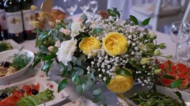 Süslenmiş Ziyafet masa, çatal bıçak takımı. Düğün dekor ziyafet salonunda. Festival tablo, plaka, peçete, bıçak, çatal porsiyon. Tablo ayarı dekorasyon. Romantik bir akşam yemeği ya da diğer olaylar.