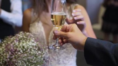 Gelin ve damat kadeh köpüklü şarap partide ile