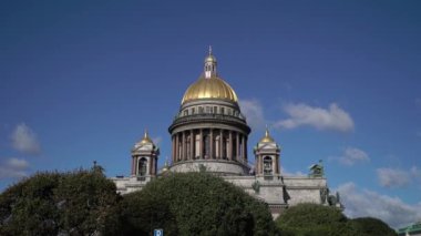 St. Isaacs Cathedral St. Isaacs meydanında mavi gökyüzü yaz aylarında altında