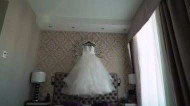 Gelin Gelinlik yatak odasında sabah hazırlık