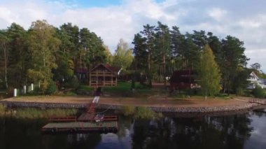 Ahşap sayfiye yakınındaki göl ya da deniz. Lüks ev tatil için