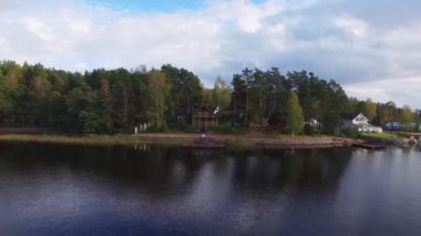 Ahşap sayfiye yakınındaki göl ya da deniz. Lüks ev tatil için