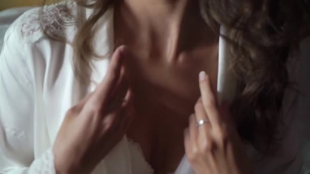 Fiatal nő pózol hálószoba fehér fehérnemű neglegee — Stock videók