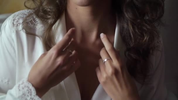Jonge vrouw in witte lingerie neglegee poseren in slaapkamer — Stockvideo