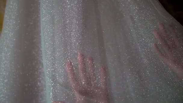 Молодая Женщина Трогает Играет Своим Белым Платьем — стоковое видео
