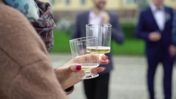 Mulher com copo de vinho espumante na festa — Vídeo de Stock