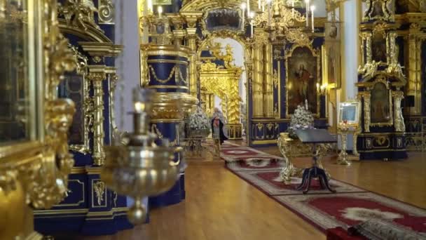 Sint-Petersburg, Rusland-September 23, 2018: Altaar in de kerk met pictogrammen — Stockvideo