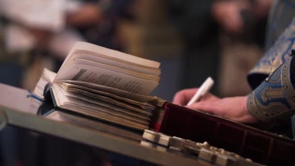 ปุโรหิตอธิษฐานด้วยหนังสือพระคัมภีร์ในโบสถ์ — วีดีโอสต็อก