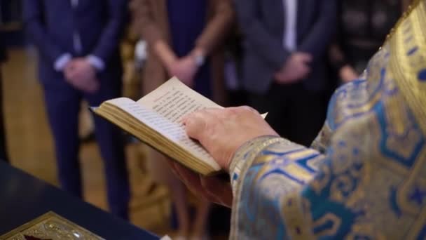 Sacerdote che prega con il libro della Bibbia in chiesa — Video Stock